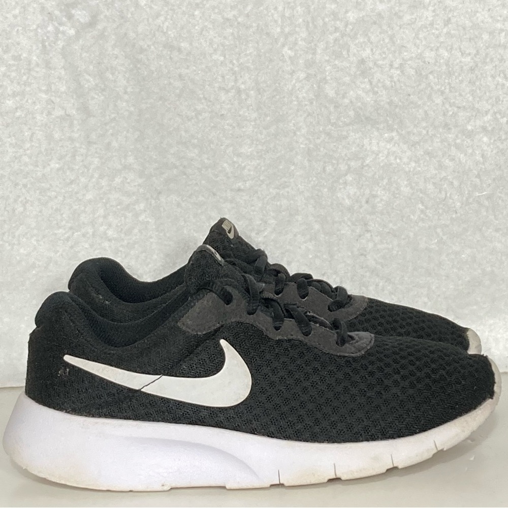 Nike Kids Black/White Tanjun Running Athletic Sneakers Shoes Size 3Y